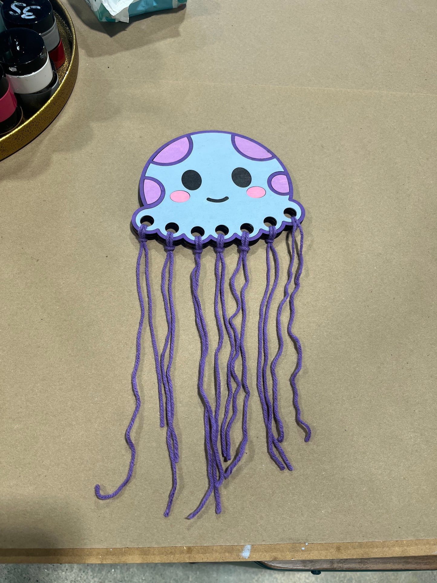 Paintable jelly fish craft incorporating yarn