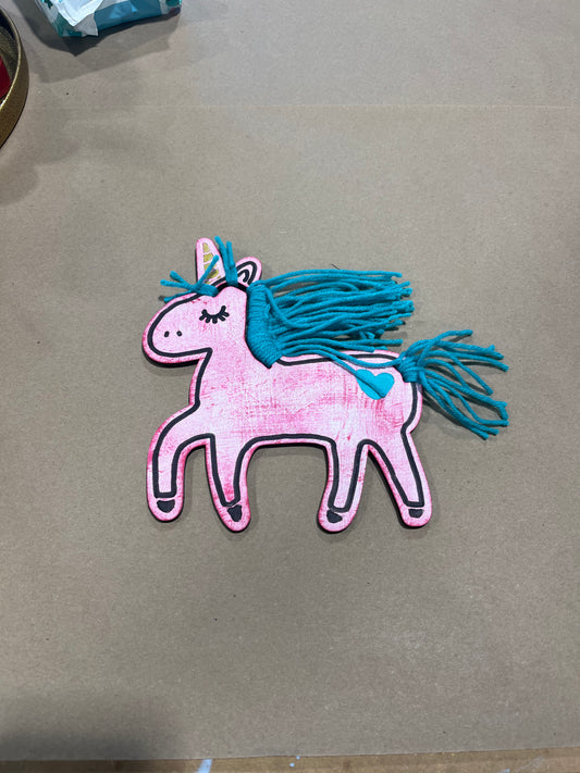 Paintable unicorn craft incorporating yarn