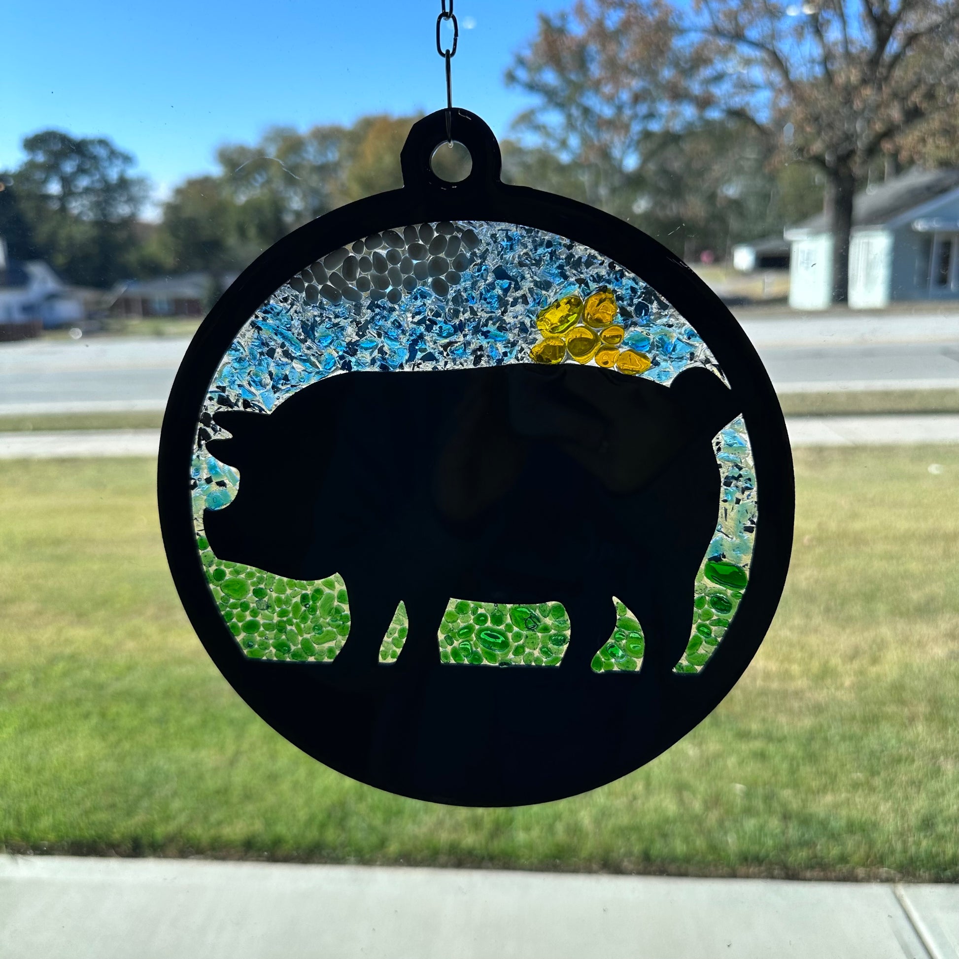 Decorative suncatcher with a pig silhouette. Add your own glass design when you do this craft at Teal Barn Company. 301 Hamilton Ave Bremen, GA 